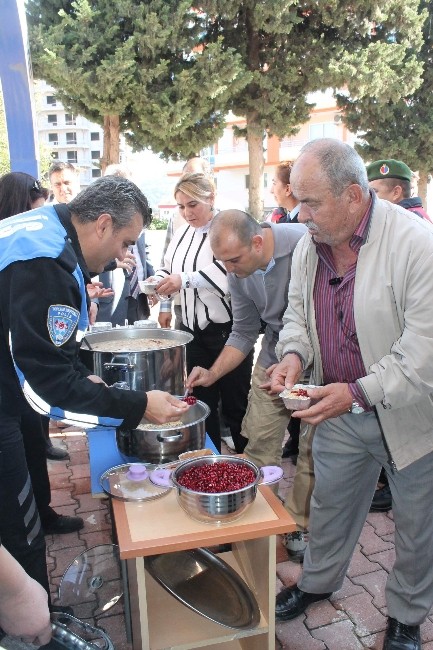 Kumluca Emniyeti'nden aşure ikramı