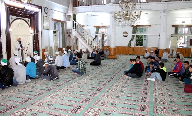 Kumluca’da Gençler, Ankara’da Yaşamını Yitirenler İçin Dua Etti