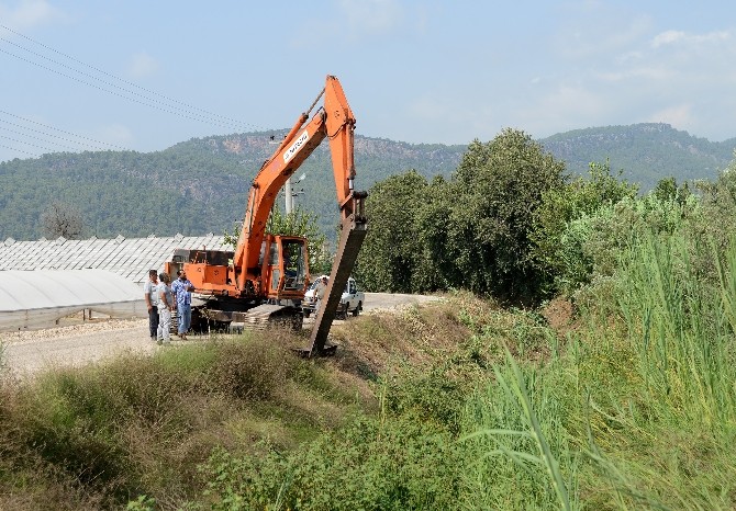 Kumluca'da kanal temizliği başladı