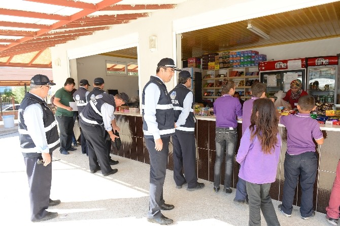 Kumluca’da ruhsatsız okul kantinleri mühürlendi