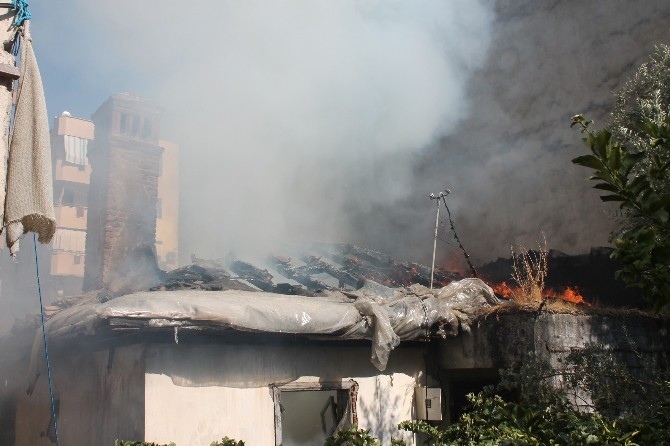 Kumluca’da terk edilmiş ahşap evdeki yangın korkuttu