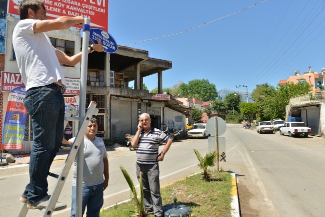 Mahalle statüsü kazanan köylere sokak levhası