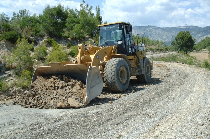 Manavgat köy yollarına asfalt öncesi bakım onarım