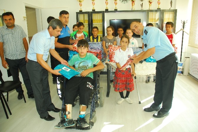 Manavgat Polisi’nden Öğrencilere Kırtasiye Desteği