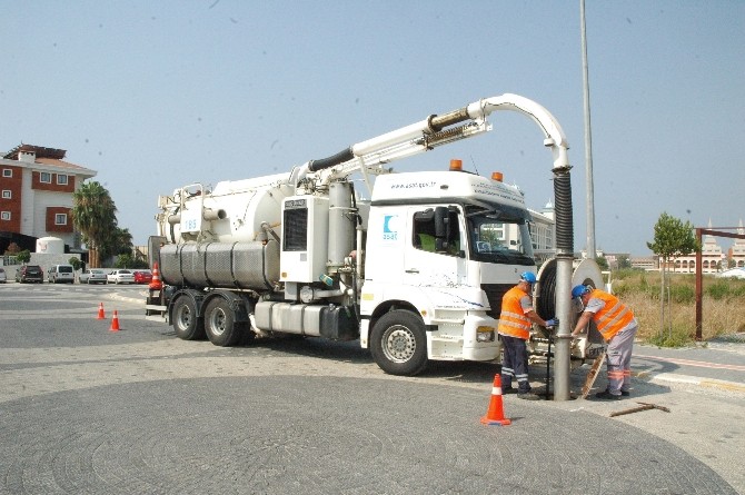 Manavgat'ta kanalizasyon hatları temizleniyor