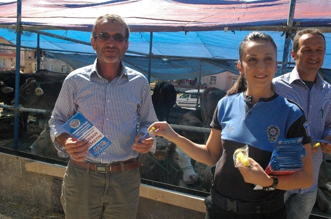 Manavgat'ta kurban satıcılarına sahte para kalemi dağıtıldı