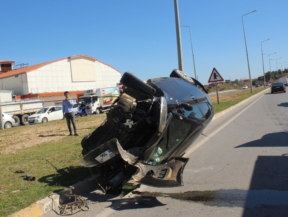 Manavgat’ta otomobil takla attı: 3 yaralı