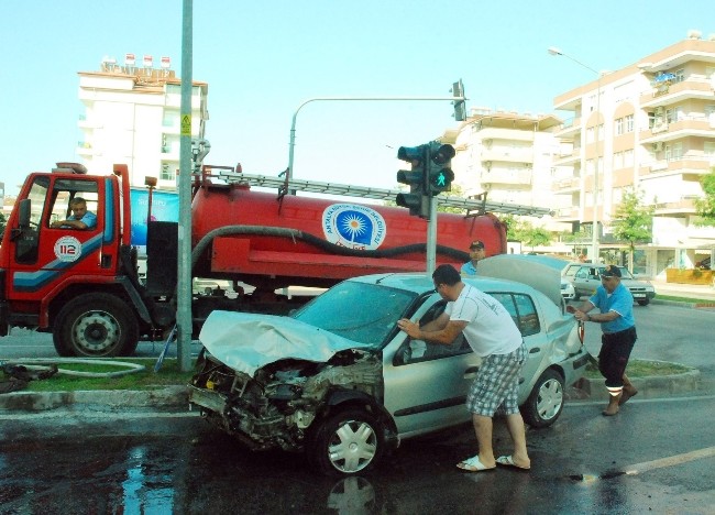 Manavgatta'ta trafik kazası: iki yaralı