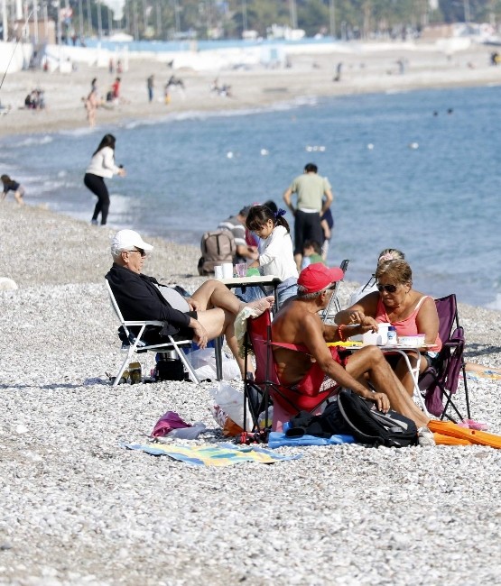 Marmara’da Fırtına, Antalya’da Deniz Keyfi