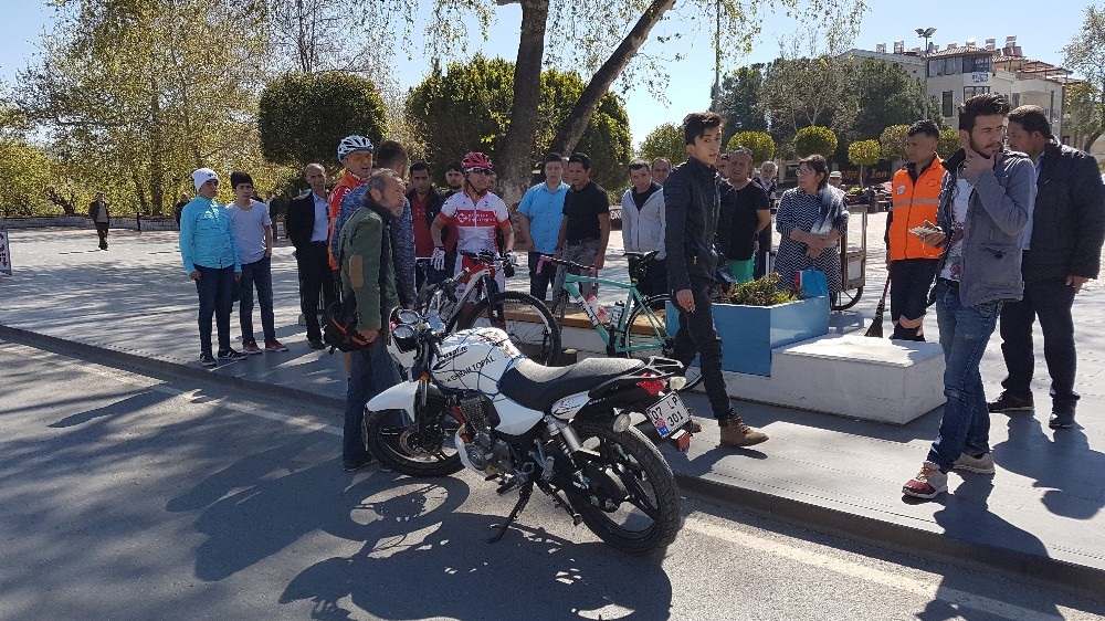 Milli bisikletçiye motosiklet çarptı