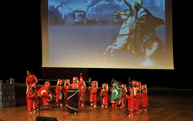 Miniklerden yıl sonu gösterisi