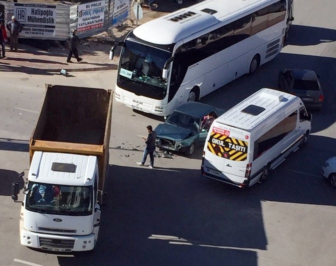 Model ve renkleri aynı iki araç çarpıştı: 1 yaralı