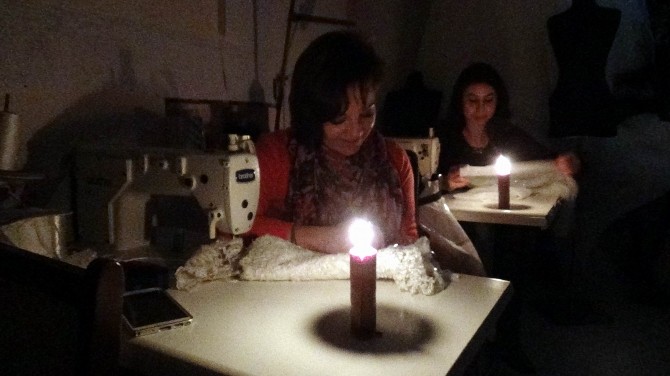 Mum ışığında gelinlik hazırladı