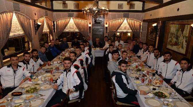 Muratpaşalı futbolculara moral yemeği