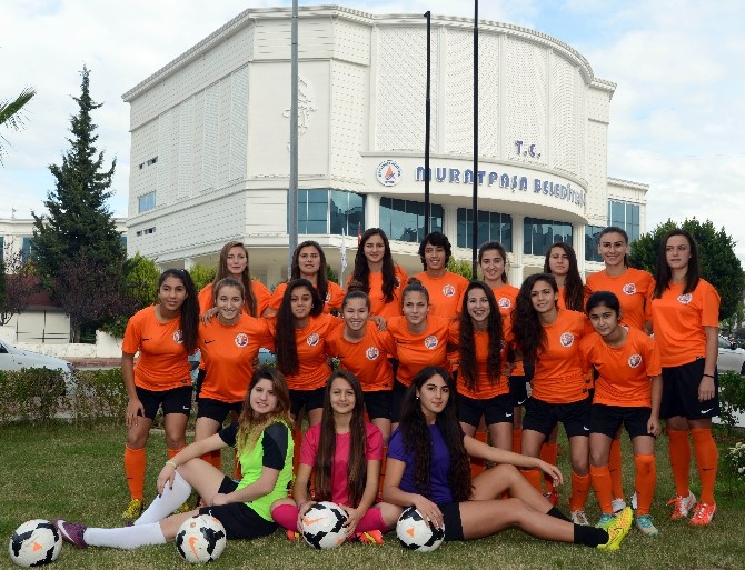 Muratpaşa'nın kadın kramponları zirveye koşuyor