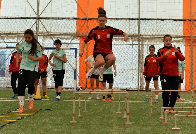 Muratpaş’nın Kadın Kramponlarında Hedef Şampiyonluk