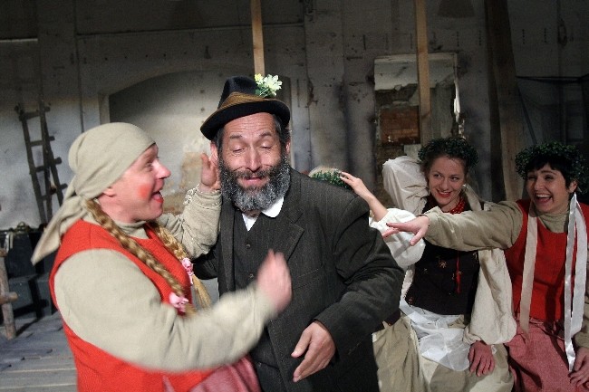 MÜZİKLİ DANSLI POLONYA DRAMI