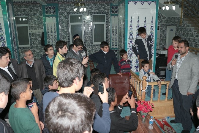 Necati Ateş, gençlerle camide buluştu