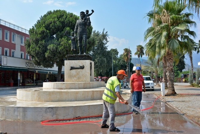 Noel Baba Meydanı’nda temizlik ve bakım çalışması yapıldı
