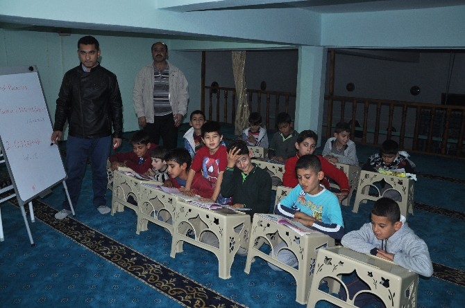 Öğrenciler camide ingilizce ve matematik öğreniyor