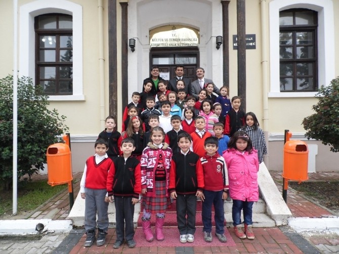 Öğrenciler Hak Kütüphanesi'ni gezdi