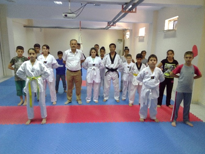 Öğrenciler Tekvando kursuna yoğun ilgi gösteriyor