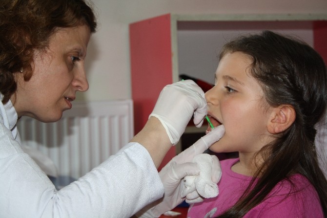 Öğrencilere diş flor uygulaması yapıldı