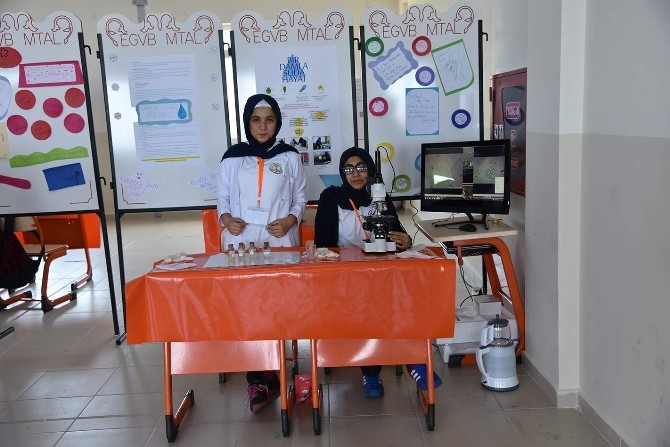 Öğrencilerin Bilim Sergisi göz kamaştırdı