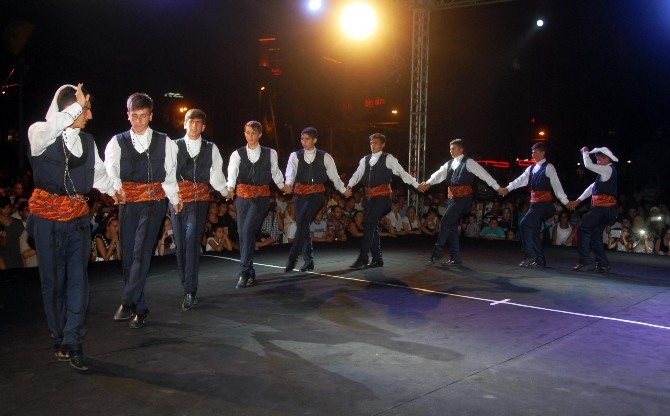 On bir ayrı yöre Cumhuriyet Meydanı'nda