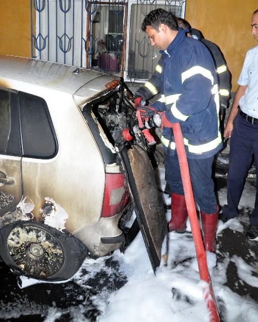 Otomobil benzin dökülerek yakıldı