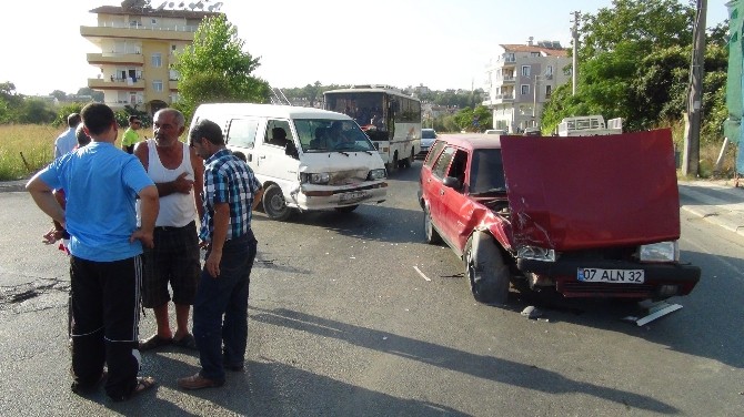 Otomobil ile motosiklet çarpıştı