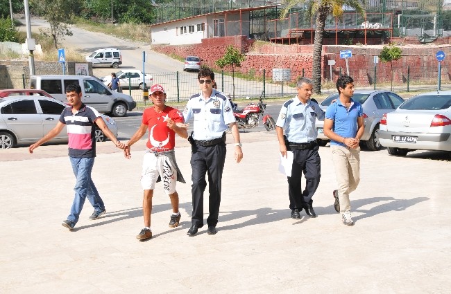 Otomobilde hırsızlık yapan 3 kişi tutuklandı