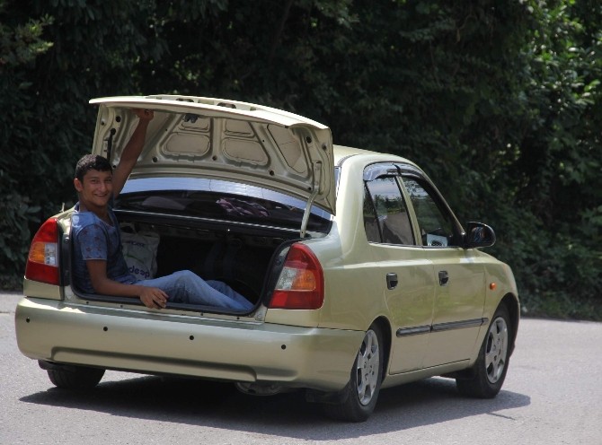 Otomobilin Bagajında yolculuk etti