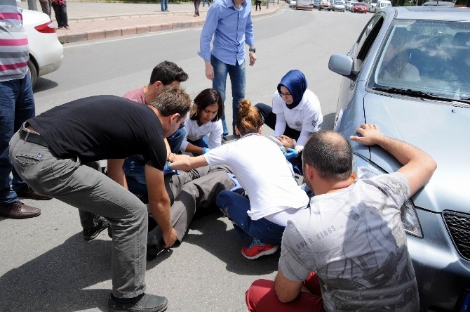 Otomobille Elektrikli Bisiklet Çarpıştı: 1 Yaralı