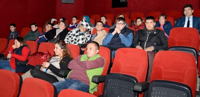 Özel öğrencilere Başkan Çetinkaya sinema bileti hediye etti
