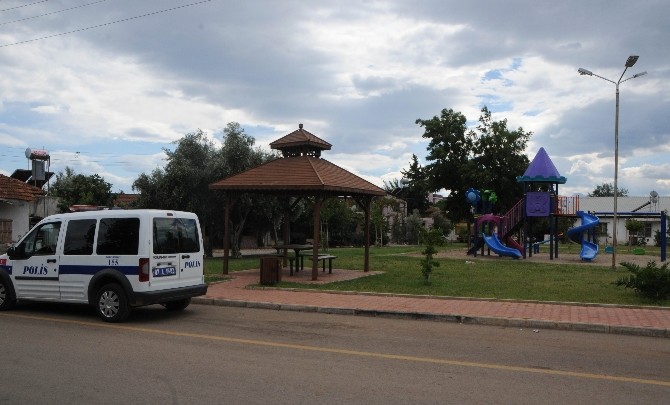 Parkta oturan genç pompalı tüfekle vuruldu