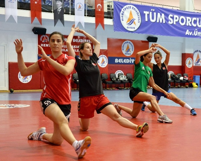 Paşanın melekleri antrenmanlarını sürdürüyor