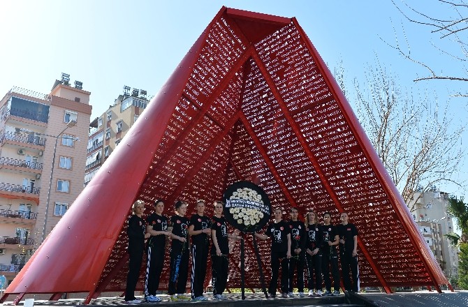 Paşa’nın Meleklerinden Özgecan İçin Çelenk