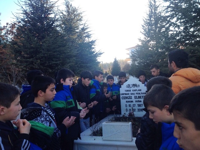 Pehlivanlardan, merhum Başpehlivan Elbeye’nin mezarına ziyaret