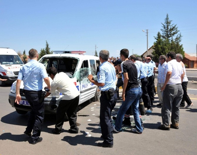 Polis otosu otomobille çarpıştı: iki polis yaralı
