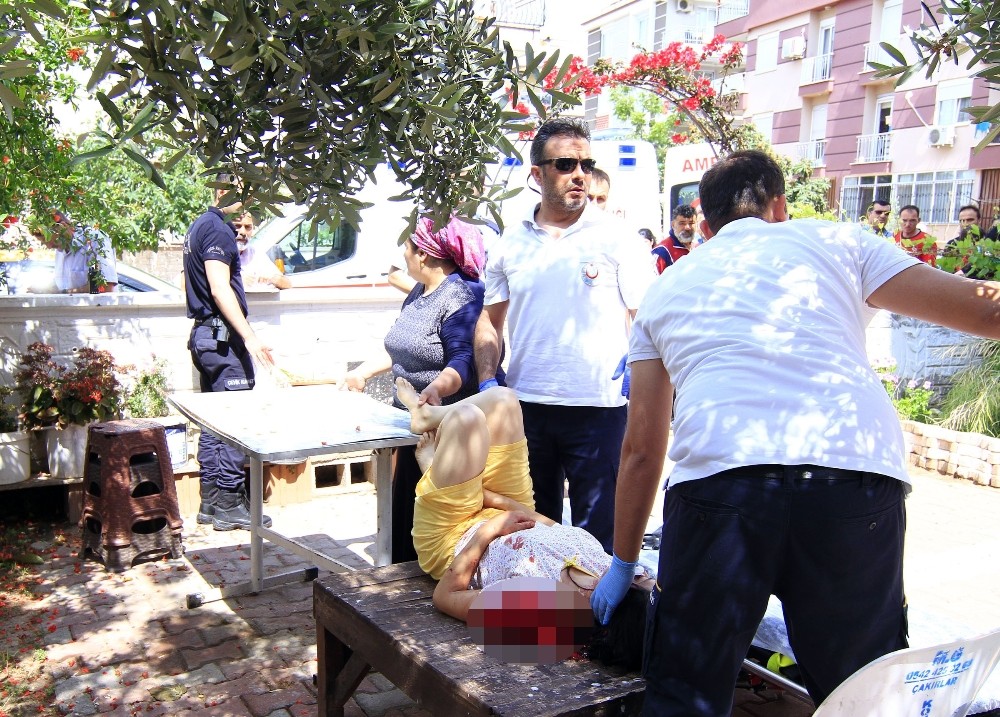 Polis, sözlüsü olan kadın polisi kazara vurdu