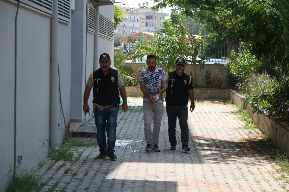 Polise rüşvet vermek isteyince gözaltına alındılar!