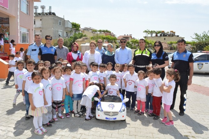 Polisten Miniklere Akülü Polis Arabası