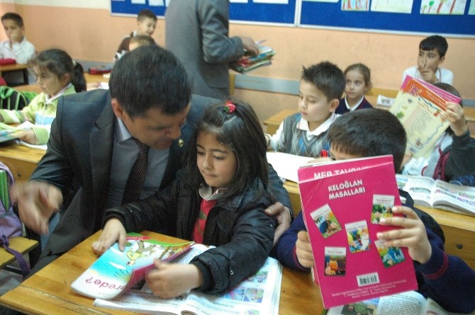 Polisten öğrencilere 800 hikaye kitabı
