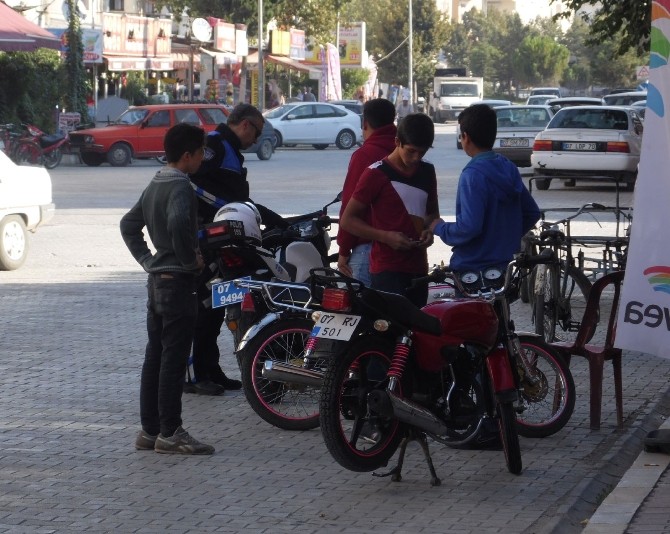 Polisten öğrencilere kask uyarısı