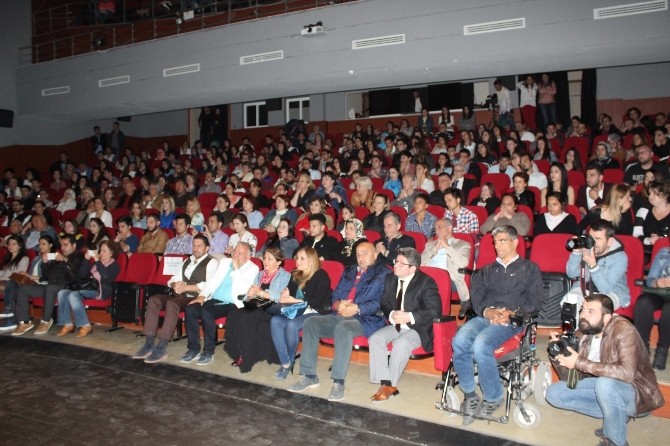 “Püf Noktası”, İzleyenler Tarafından Ayakta Alkışlandı