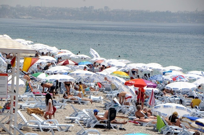Ramazan da Antalya sahilleri doldu taştı