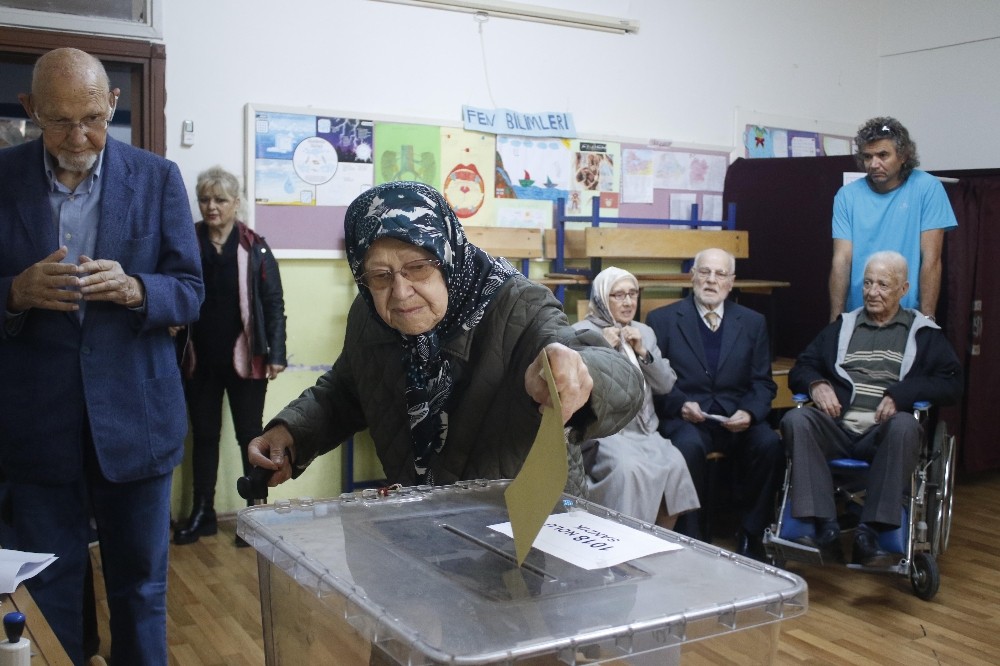 Referandum oylamasına Antalya da yoğun katılım