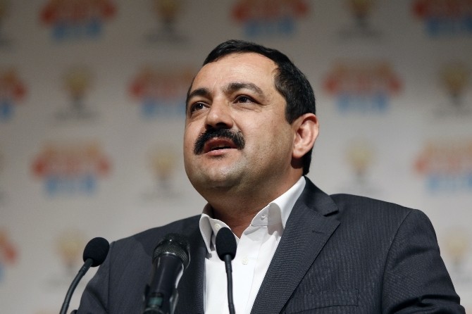 Rüzgara göre eğilip, kalıba göre şekil almadık