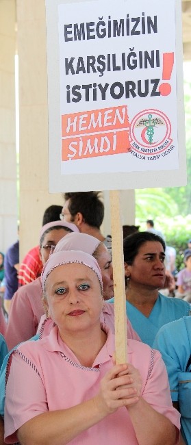 Sağlıkçılardan toplu satış söleşmesi eylemi